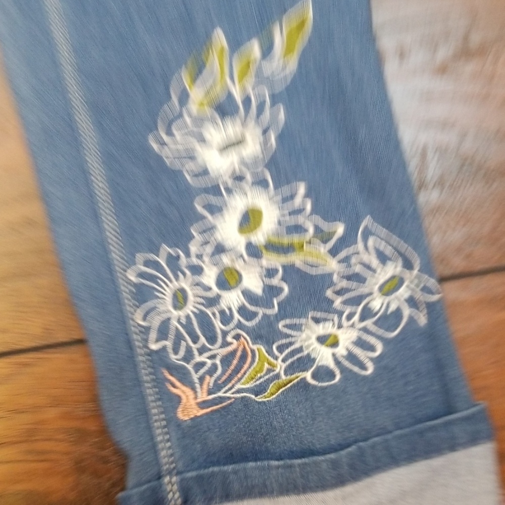 LUXE denim stretch capri embroidered flowers j bin - Picture 2 of 8